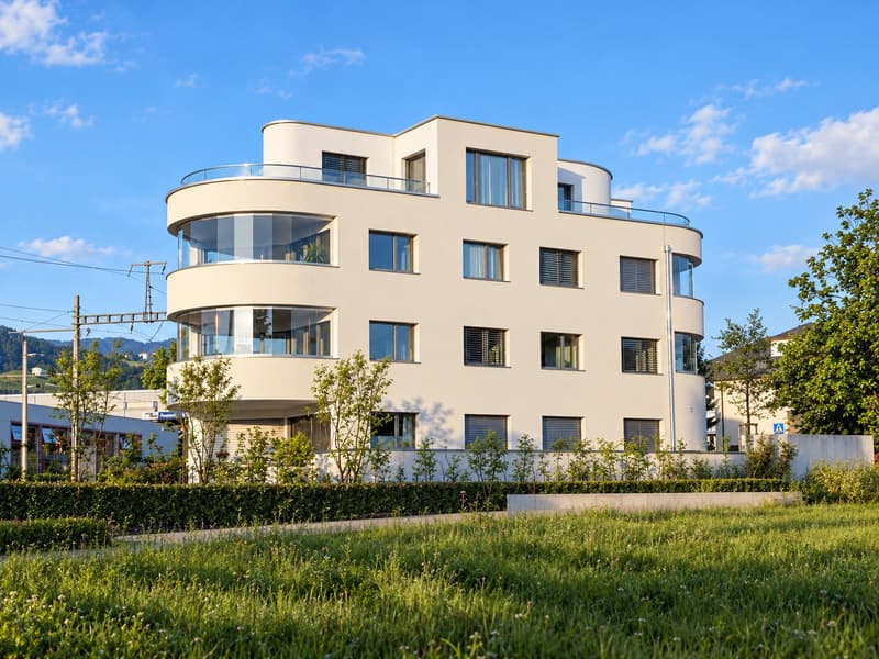 2.5-Zimmer-Wohnung mit verglastem Balkon in Freienbach 73 m² (2)
