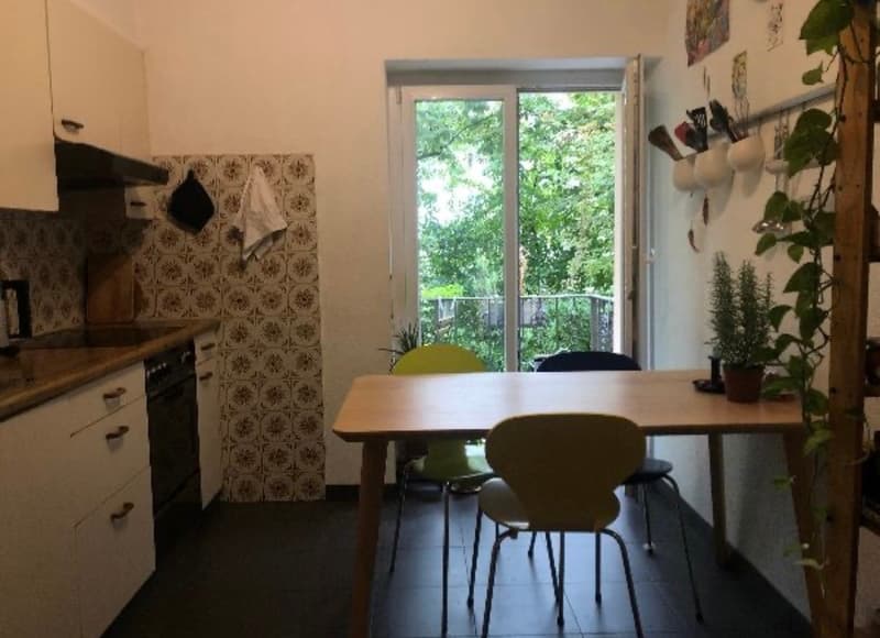 *Gesucht: Mitbewohnerin für ein befristetes, unmöbliertes Zimmer ab Anfang November (4)