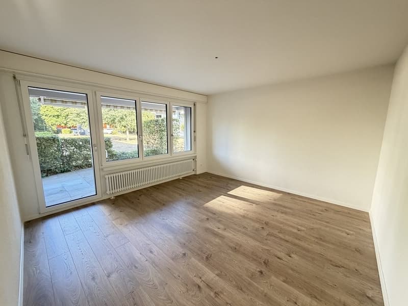 Grosses Zimmer mit direktem Zugang zum Gartensitzplatz Lenzburg (4)