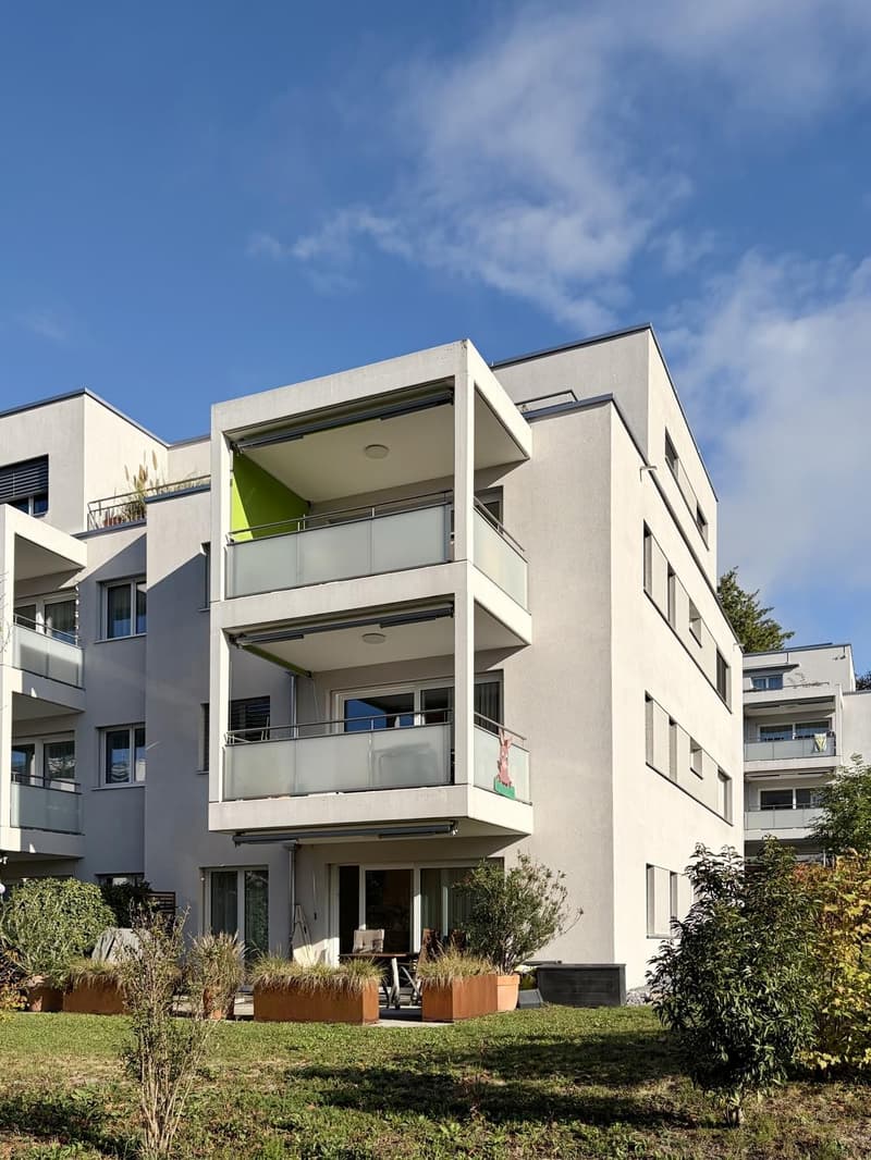 Moderne 4.5-Zimmer-Wohnung mit Gartensitzplatz, Waschturm & Üetlibergblick an ruhiger Lage in 8102 Oberengstringen (2)