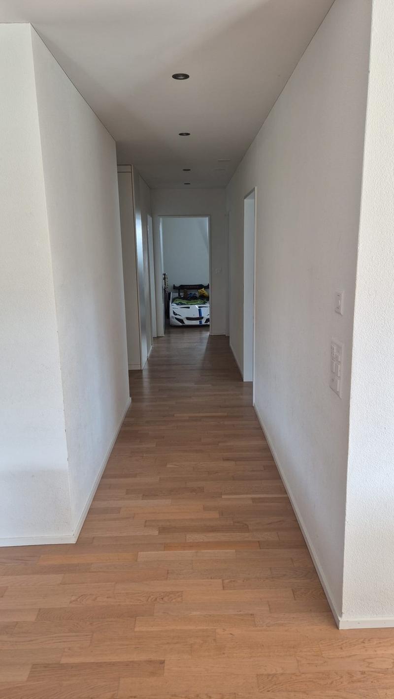 Nachmieter gesucht per 01.12.2026 : Grosse 4.5-Zi-Wohnung (105 m²) mit Riesen-Garten & Tiefgaragenplatz inkl.! (12)