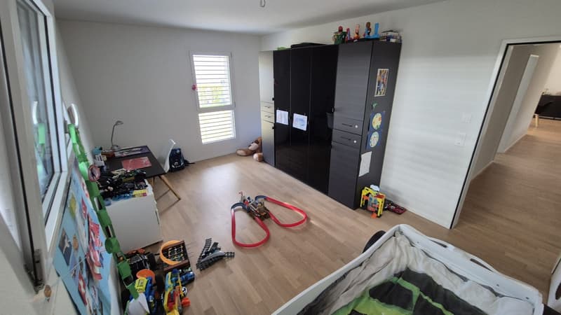 Nachmieter gesucht per 01.12.2026 : Grosse 4.5-Zi-Wohnung (105 m²) mit Riesen-Garten & Tiefgaragenplatz inkl.! (10)