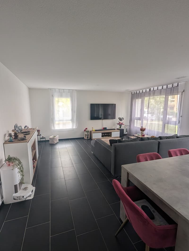 Traumhafte 4.5-Zimmer-Gartenwohnung in Oftringen Inkl. Tiefgaragenplatz & eigenem Waschturm Mietpreis inkl. 1x TG-Parkplatz (1)
