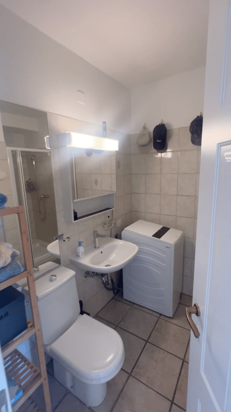 Bright studio in Castagnola with exceptional panoramic lake view and private outdoor space. (3)