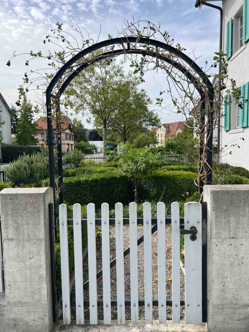 Welcome to this spacious, furnished and filled with light 5.5-room duplex apartment in the idyllic Watt village (8105), 15 minutes away from Zurich HB by train. If you are looking for a spacious flat that comfortably accommodates a family and is next to (9)