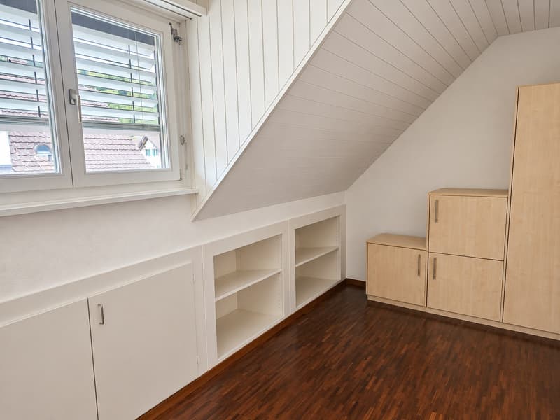 Charmante 5.5-Zimmer-Maisonette mit Cheminée und Balkon in Rorbas (9)