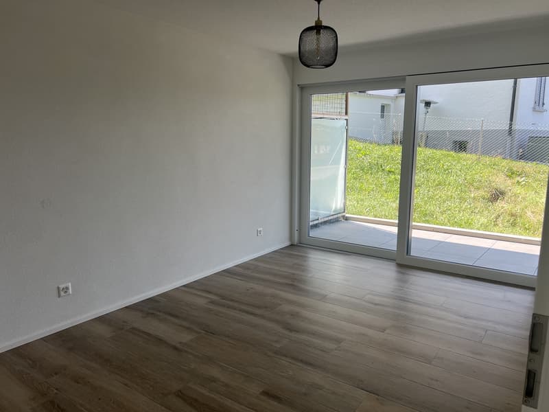 Bright & Modern 2.5-Room Apartment with Balcony in Romont (6)