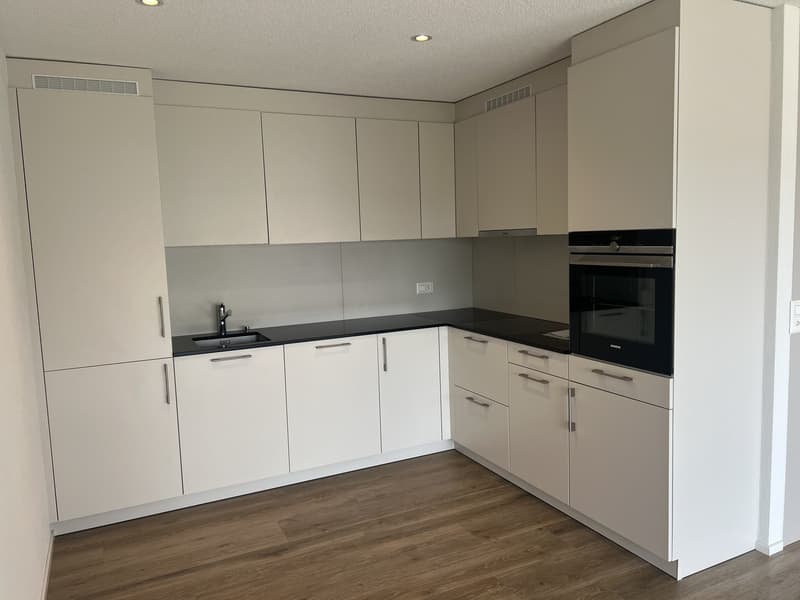 Bright & Modern 2.5-Room Apartment with Balcony in Romont (2)