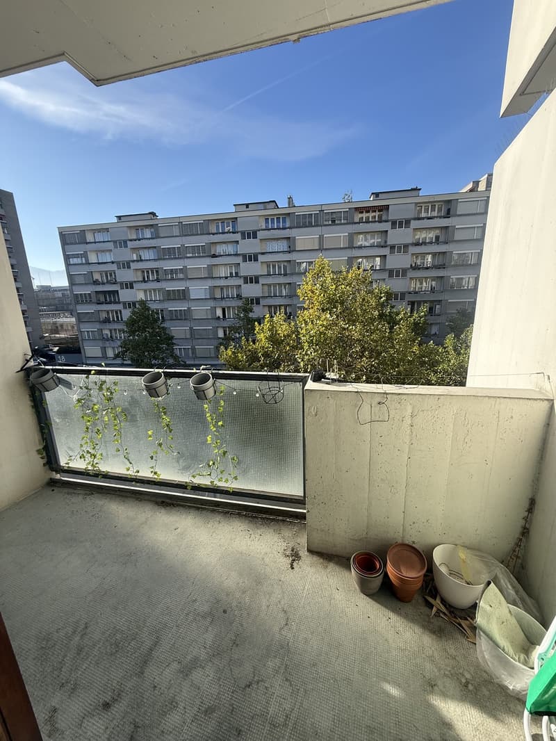 Studio avec grand balcon, Jonction, proche Uni Mail / Studio with large balcony near Uni Mail (5)