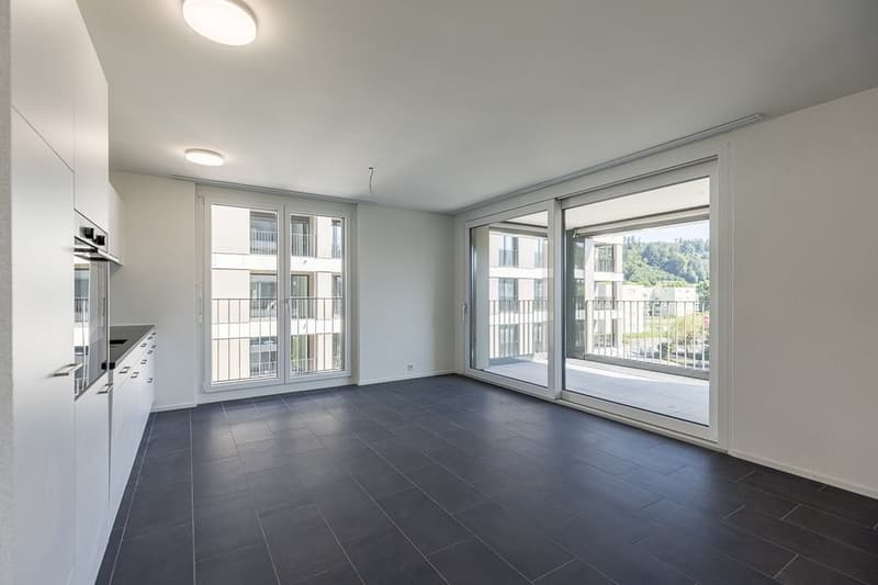 Kueche_mit_Essbereich_und_Balkon.jpg