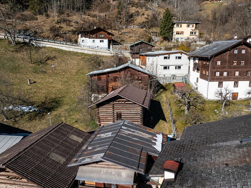 Terrain à bâtir avec propriété immobilière ancienne (2)