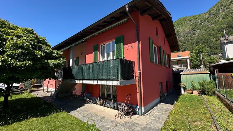 Casa bifamiliare con giardino (2)