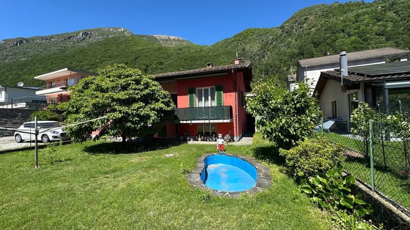 Casa bifamiliare con giardino (1)