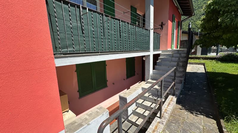 Casa bifamiliare con giardino (8)