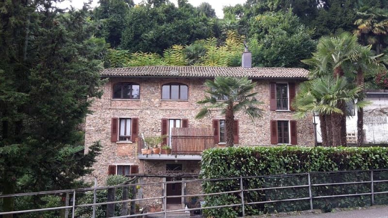Casa con tre appartamenti immersa nel verde (3)