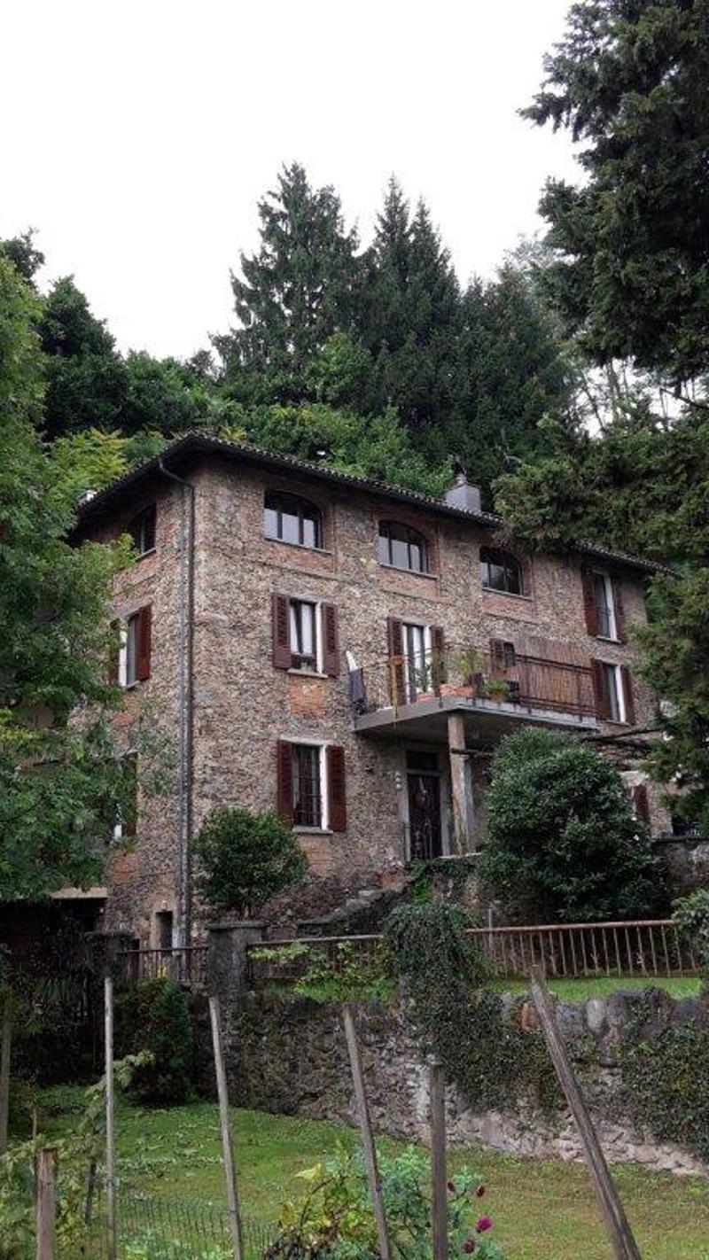 Casa con tre appartamenti immersa nel verde (2)