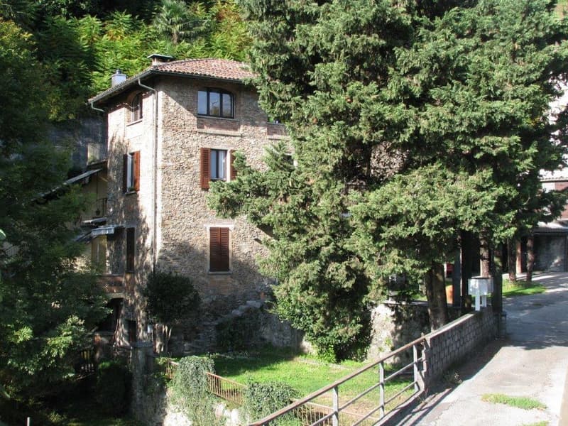 Casa con tre appartamenti immersa nel verde (4)