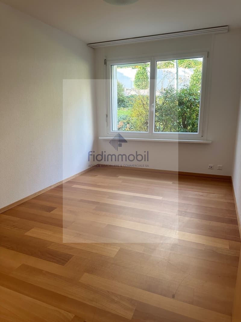Idéalement situé avec une vue sur les alpes et lac (10)