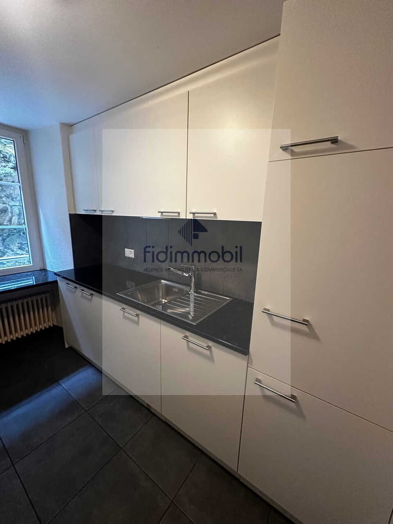 Appartement au rez, cuisine agencée, séjour, 2 chambres, salle-de-bain (2)