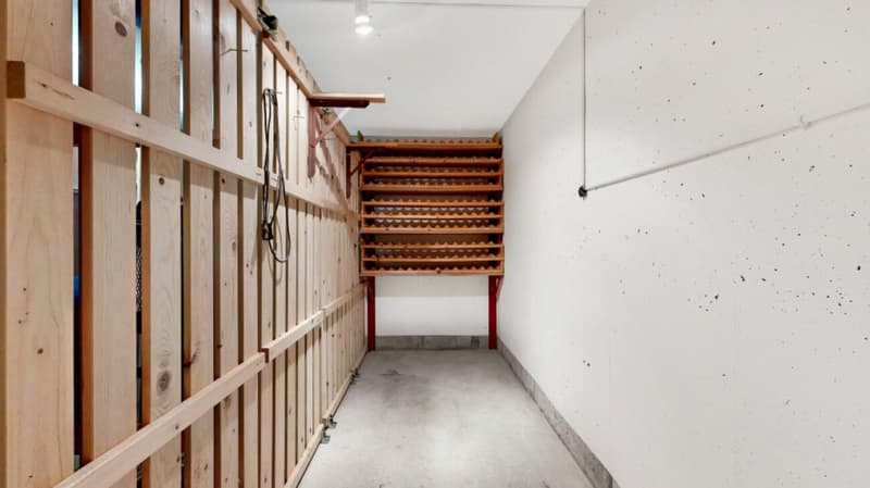 Well-maintained condominium in a wonderful location (15)