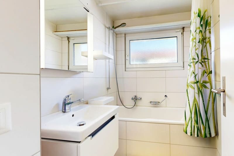 Appartamento curato con balcone, cantina, soffitta e posto auto (9)