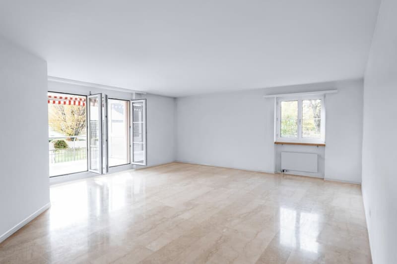 Appartamento in proprietà ben curato con balcone, cantina e tre box auto (3)