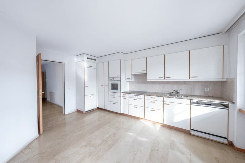 Appartamento in proprietà ben curato con balcone, cantina e tre box auto (6)
