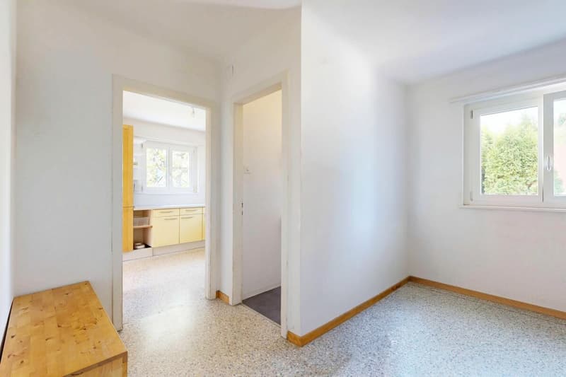 erschwingliches Einfamilienhaus mit grosszügigem Raumangebot und Garage (2)