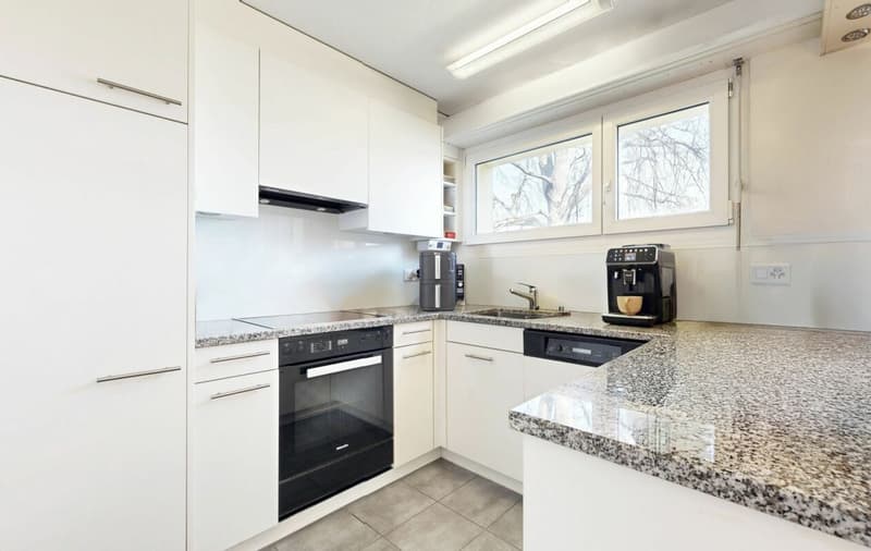 Well-maintained apartment with balcony, cellar, attic, washing machine, and parking space (3)