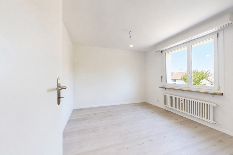 Freshly renovated 3.5-room apartment with balcony, basement, attic, washing machine, and parking space (8)