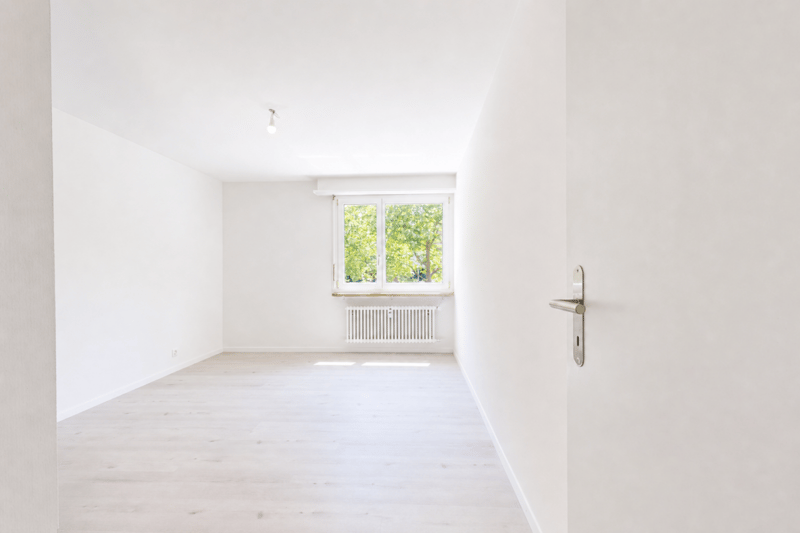 Freshly renovated 3.5-room apartment with balcony, basement, attic, washing machine, and parking space (9)
