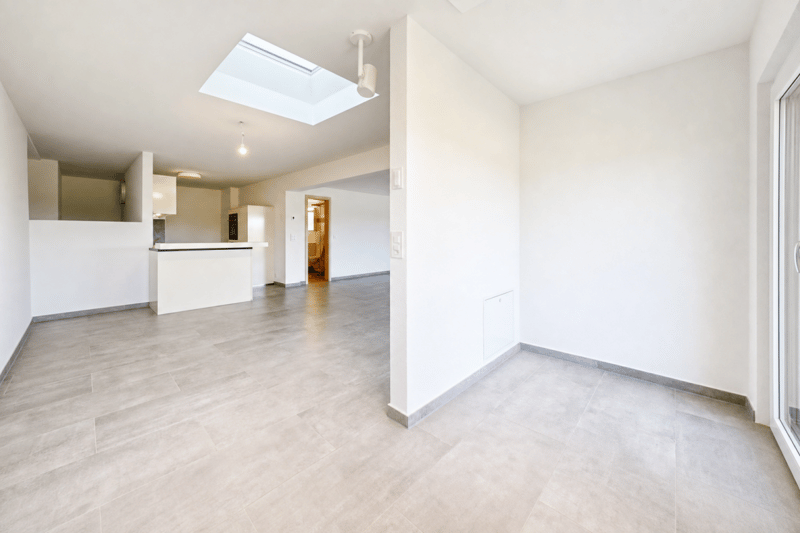 Appartement moderne avec terrasse merveilleuse et carport pour deux véhicules (6)