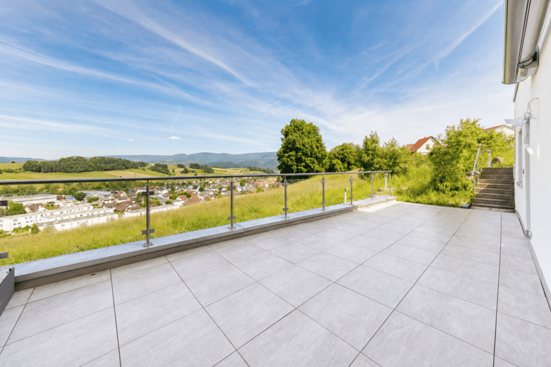 moderne Wohnung mit wundervoller Terrasse und Carport für zwei Fahrzeuge (3)