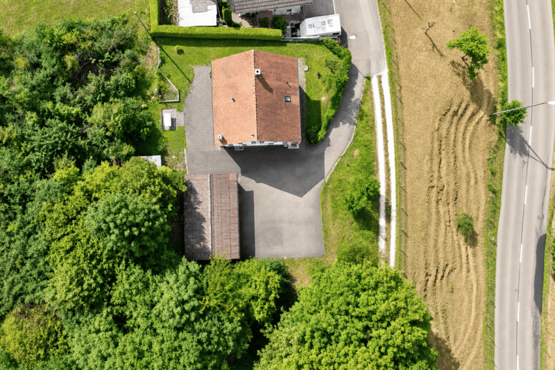 gepflegtes Einfamilienhaus mit drei Garagen und Umschwung (22)