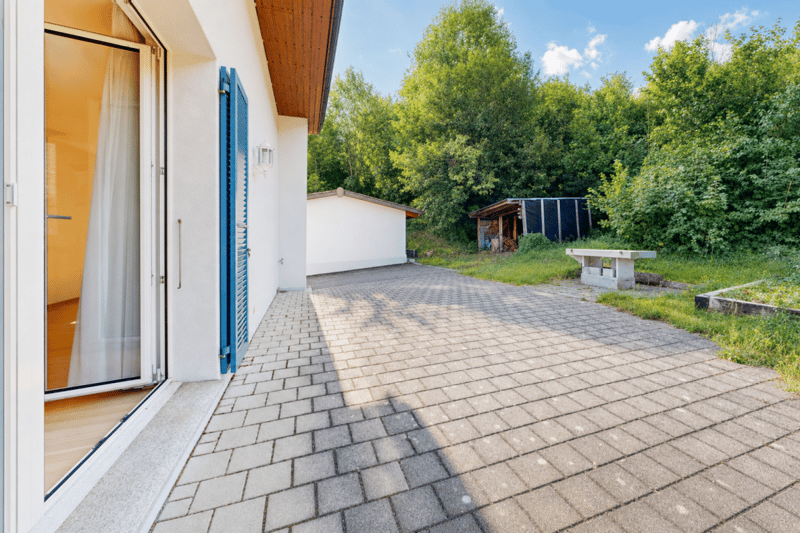 gepflegtes Einfamilienhaus mit drei Garagen und Umschwung (20)