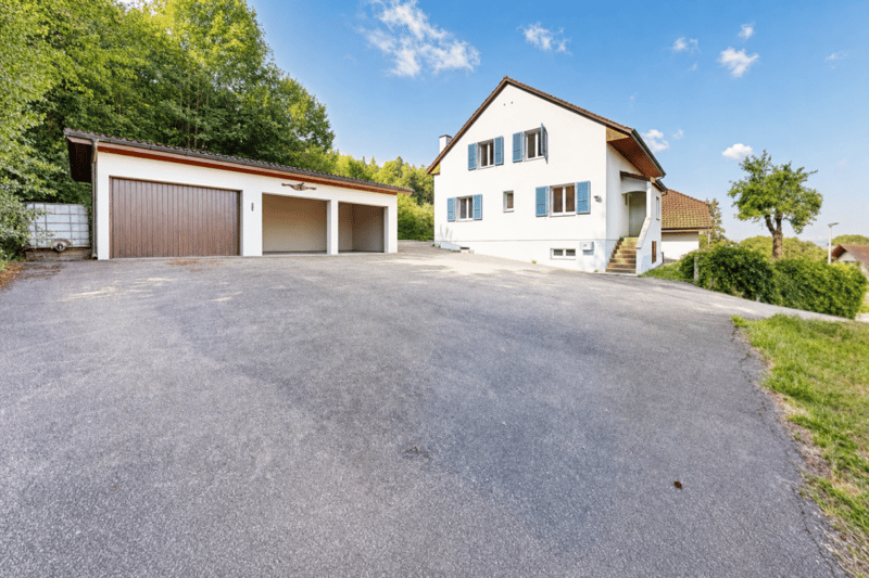 gepflegtes Einfamilienhaus mit drei Garagen und Umschwung (23)