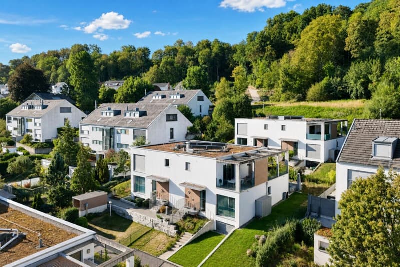 moderne Eigentumswohnung an top Lage mit zwei Einstellhallenplätzen (1)