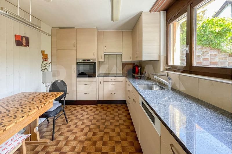 Exclusive hillside location with stunning views, family house for sale in Zeiningen (6)