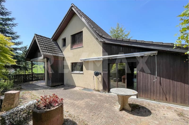 Exclusive hillside location with stunning views, family house for sale in Zeiningen (13)