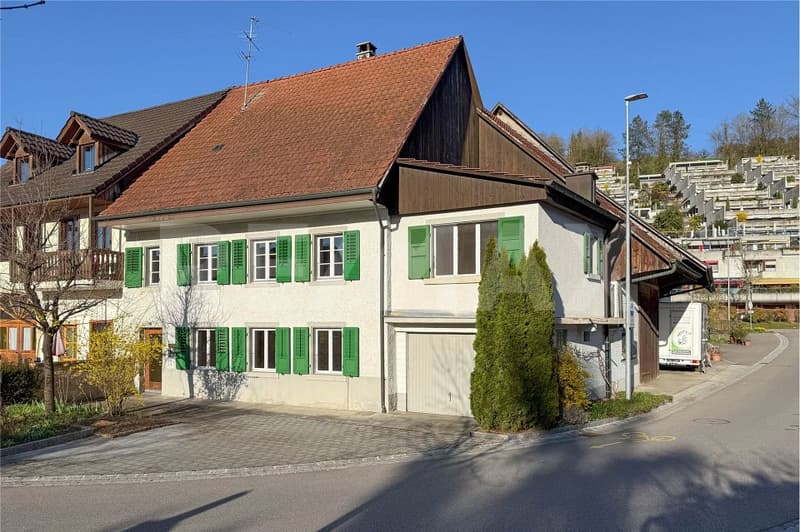 Il tuo progetto nel centro del villaggio di Zeiningen: casa d'angolo con grande potenziale (1)