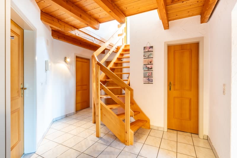 rustikale Holztreppe ins Kehlgeschoss