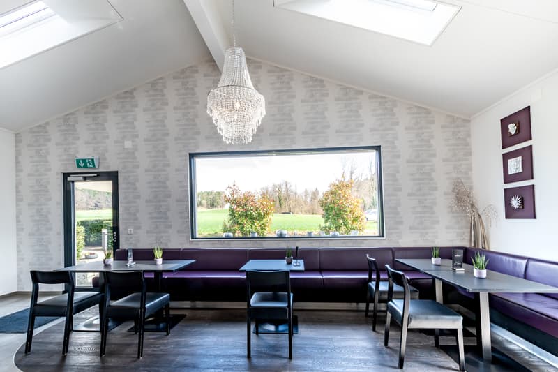 grosse Fensterflächen, modernes Ambiente, Zugang zur Garten Lounge