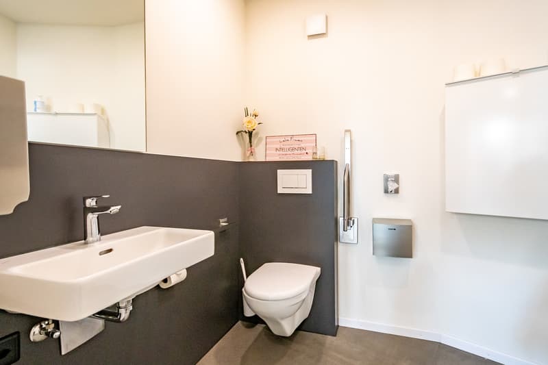 neuwertige WC Anlagen, rollstuhlgerecht