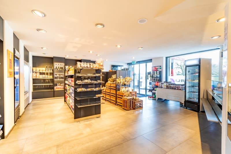 geräumiger und übersichtlicher Shop