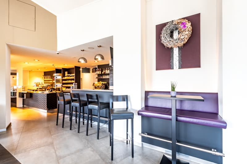 stylisch trendige Bar, Durchgang zum Shop