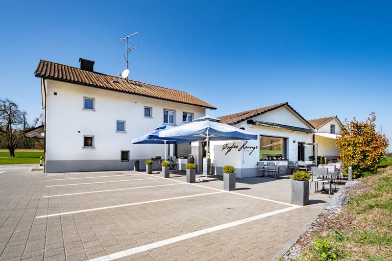 einladene Coffee Lounge mit Gartensitzplatz