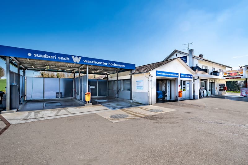 beliebte Waschanlage, automatische Portalanlage, zwei Carwaschboxen, Staubsaugeranlage