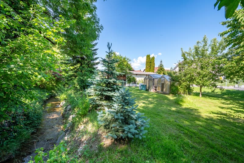 idyllischer Gartenbereich mit Bachanstoss