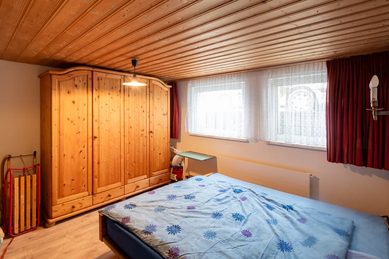 behagliches Zimmer im Untergeschoss