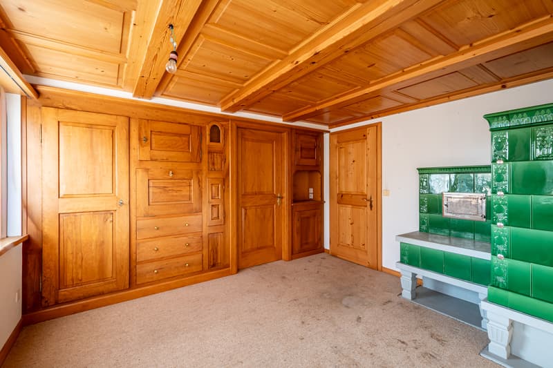 exquisite Schreinerarbeit Massivholz-Wohnwand im Wohnzimmer
